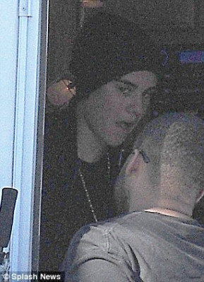 03.12 | Justin Bieber visitando Selena Gomez no set de Spring Breakers