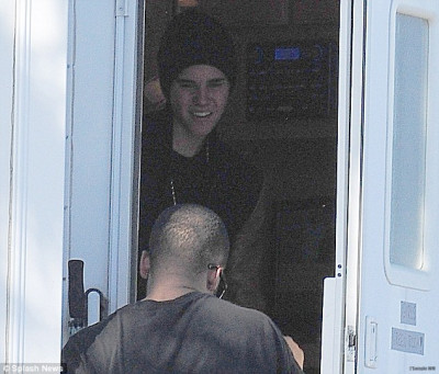 03.12 | Justin Bieber visitando Selena Gomez no set de Spring Breakers