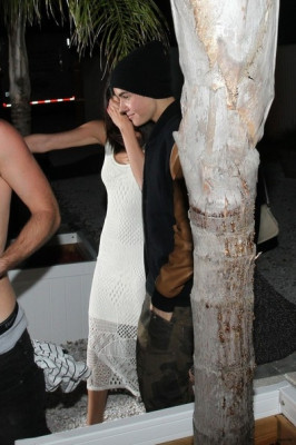 03.11 | Justin Bieber chegando e deixando o restaurante Sports Bar em St. Petersburg, Flórida