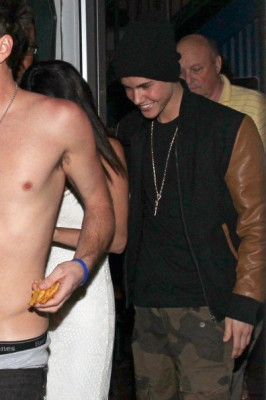 03.11 | Justin Bieber chegando e deixando o restaurante Sports Bar em St. Petersburg, Flórida