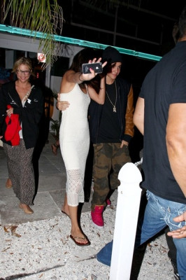 03.11 | Justin Bieber chegando e deixando o restaurante Sports Bar em St. Petersburg, Flórida