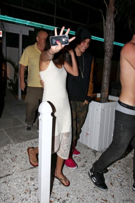 03.11 | Justin Bieber chegando e deixando o restaurante Sports Bar em St. Petersburg, Flórida