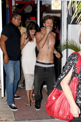 03.11 | Justin Bieber chegando e deixando o restaurante Sports Bar em St. Petersburg, Flórida