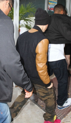 03.11 | Justin Bieber chegando e deixando o restaurante Sports Bar em St. Petersburg, Flórida