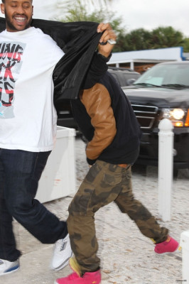 03.11 | Justin Bieber chegando e deixando o restaurante Sports Bar em St. Petersburg, Flórida