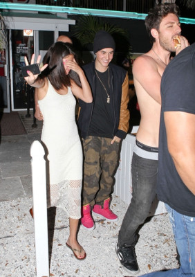 03.11 | Justin Bieber chegando e deixando o restaurante Sports Bar em St. Petersburg, Flórida