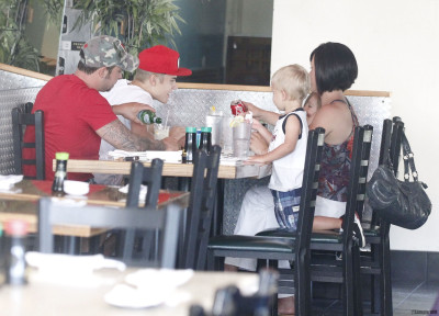 08.11 | Justin Bieber deixando restaurante em Los Angeles
