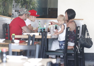 08.11 | Justin Bieber deixando restaurante em Los Angeles