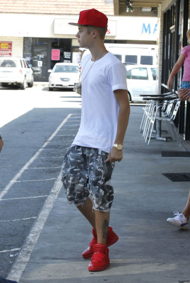 08.11 | Justin Bieber deixando restaurante em Los Angeles
