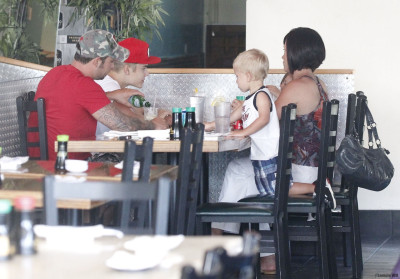 08.11 | Justin Bieber deixando restaurante em Los Angeles