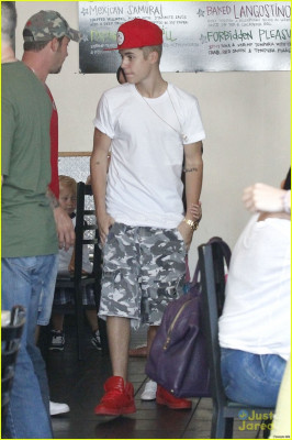 08.11 | Justin Bieber deixando restaurante em Los Angeles