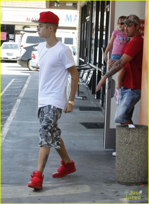 08.11 | Justin Bieber deixando restaurante em Los Angeles
