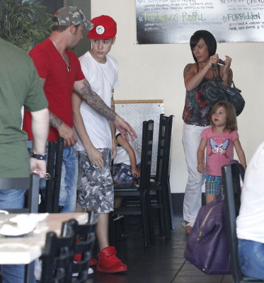 08.11 | Justin Bieber deixando restaurante em Los Angeles