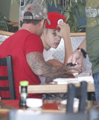 08.11 | Justin Bieber deixando restaurante em Los Angeles