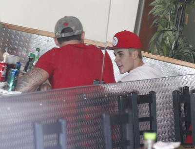 08.11 | Justin Bieber deixando restaurante em Los Angeles