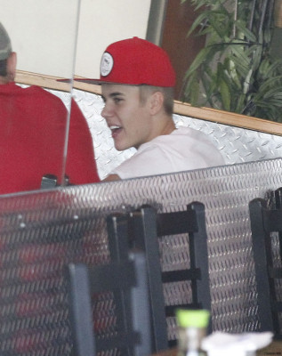 08.11 | Justin Bieber deixando restaurante em Los Angeles