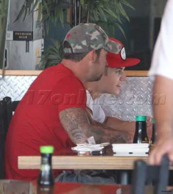 08.11 | Justin Bieber deixando restaurante em Los Angeles