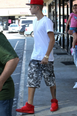08.11 | Justin Bieber deixando restaurante em Los Angeles