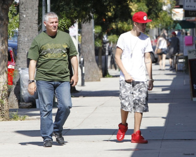 08.11 | Justin Bieber fazendo compras em Los Angeles
