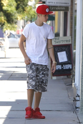 08.11 | Justin Bieber fazendo compras em Los Angeles