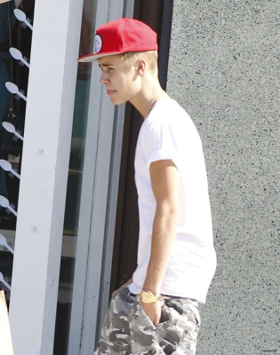 08.11 | Justin Bieber fazendo compras em Los Angeles
