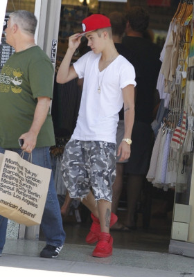 08.11 | Justin Bieber fazendo compras em Los Angeles