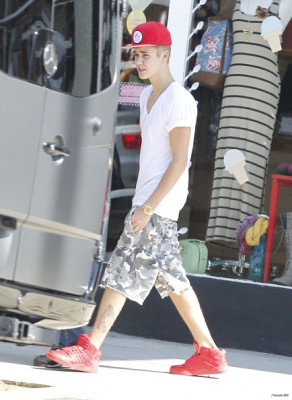 08.11 | Justin Bieber fazendo compras em Los Angeles