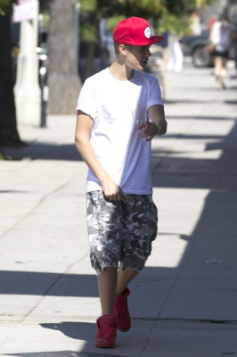 08.11 | Justin Bieber fazendo compras em Los Angeles