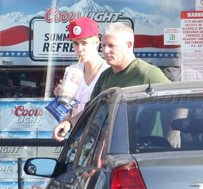 08.11 | Justin Bieber fazendo compras em Los Angeles