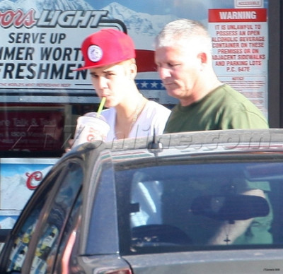 08.11 | Justin Bieber fazendo compras em Los Angeles