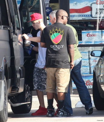 08.11 | Justin Bieber fazendo compras em Los Angeles