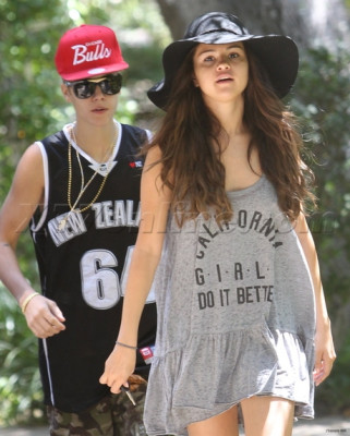 08.12 | Justin Bieber e Selena Gomez caminhando por Los Angeles