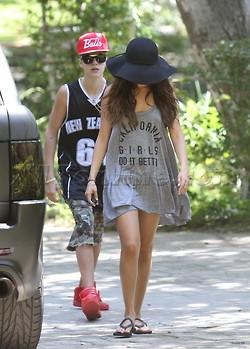 08.12 | Justin Bieber e Selena Gomez caminhando por Los Angeles