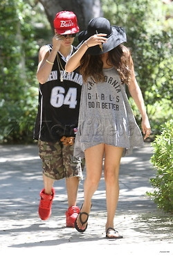 08.12 | Justin Bieber e Selena Gomez caminhando por Los Angeles