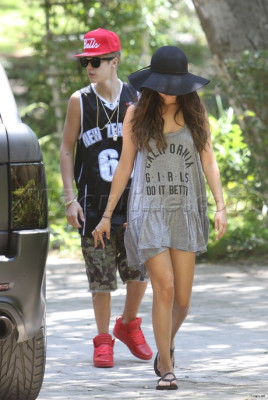 08.12 | Justin Bieber e Selena Gomez caminhando por Los Angeles