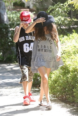 08.12 | Justin Bieber e Selena Gomez caminhando por Los Angeles