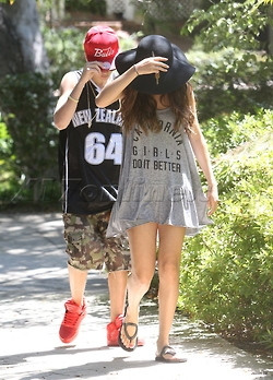 08.12 | Justin Bieber e Selena Gomez caminhando por Los Angeles