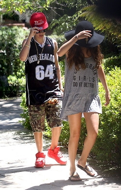 08.12 | Justin Bieber e Selena Gomez caminhando por Los Angeles