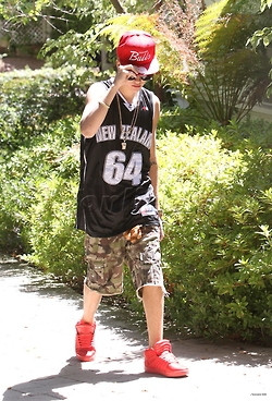 08.12 | Justin Bieber e Selena Gomez caminhando por Los Angeles