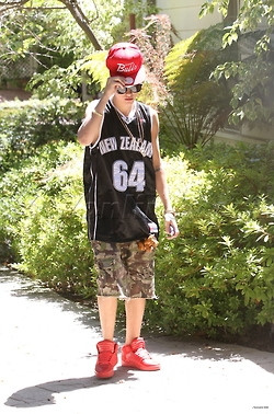 08.12 | Justin Bieber e Selena Gomez caminhando por Los Angeles