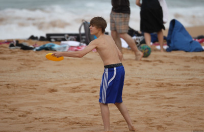 24.04 | Justin Bieber passeando na praia em Sidney
