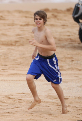 24.04 | Justin Bieber passeando na praia em Sidney