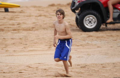24.04 | Justin Bieber passeando na praia em Sidney