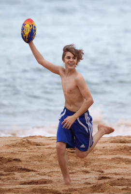 24.04 | Justin Bieber passeando na praia em Sidney