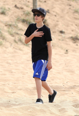 24.04 | Justin Bieber passeando na praia em Sidney