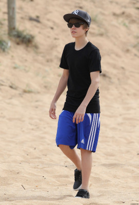 24.04 | Justin Bieber passeando na praia em Sidney