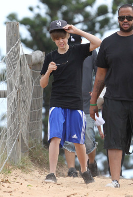 24.04 | Justin Bieber passeando na praia em Sidney