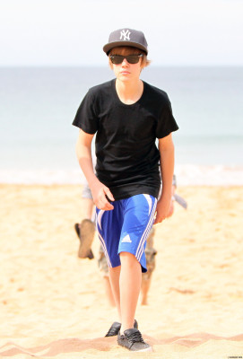 24.04 | Justin Bieber passeando na praia em Sidney