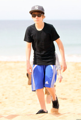 24.04 | Justin Bieber passeando na praia em Sidney