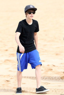 24.04 | Justin Bieber passeando na praia em Sidney
